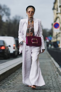 Paris, Fransa - 28 Şubat 2019: Sokak stil kıyafeti - Leonie Hanne bir defile sırasında Paris moda haftası - Pfwfw19 önce