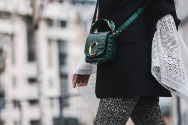 Paris, Fransa - 28 Şubat 2019: Street style - Chloe çanta bir defile sırasında Paris moda haftası - Pfwfw19 sonra