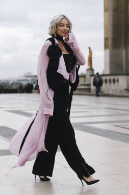 Paris, Fransa - 28 Şubat 2019: Sokak stil kıyafeti - Caroline Vreeland bir defile sırasında Paris moda haftası - Pfwfw19 önce