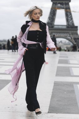 Paris, Fransa - 28 Şubat 2019: Sokak stil kıyafeti - Caroline Vreeland bir defile sırasında Paris moda haftası - Pfwfw19 önce