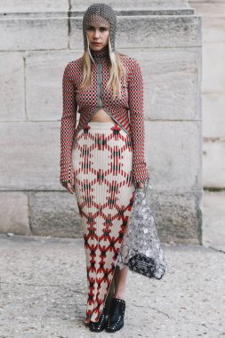 Paris, Fransa - 28 Şubat 2019: Sokak stil kıyafeti - Courtney Trop bir defile sırasında Paris moda haftası - Pfwfw19 önce