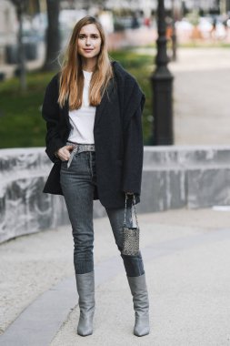 Paris, Fransa - 28 Şubat 2019: Sokak stil kıyafeti - Kerim Teisbaekshoes ayrıntılı bir defile sırasında Paris moda haftası - Pfwfw19 önce