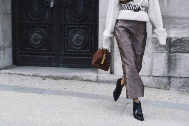 Paris, Fransa - 28 Şubat 2019: Sokak stil kıyafeti - Karina Nigay bir defile sırasında Paris moda haftası - Pfwfw19 önce