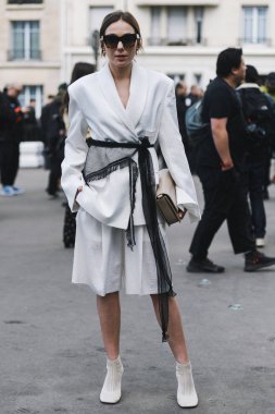 Paris, Fransa - 28 Şubat 2019: Sokak stil kıyafeti bir defile sırasında Paris moda haftası - Pfwfw19 önce