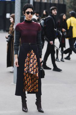 Paris, Fransa - 28 Şubat 2019: Sokak stil kıyafeti - Yasmin Sewell bir defile sırasında Paris moda haftası - Pfwfw19 önce
