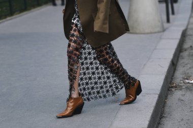 Paris, Fransa - 28 Şubat 2019: Sokak stil kıyafeti - sırf etek, kahverengi ceket, Paris Fashion Week - Pfwfw19 sırasında bir defile önce örgü