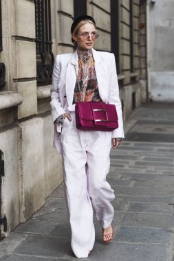 Paris, Fransa - 28 Şubat 2019: Sokak stil kıyafeti - Leonie Hanne bir defile sırasında Paris moda haftası - Pfwfw19 önce