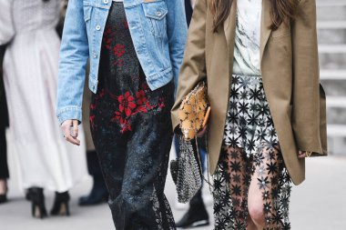 Paris, Fransa - 28 Şubat 2019: Sokak stil kıyafeti bir defile sırasında Paris moda haftası - Pfwfw19 önce