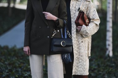 Paris, Fransa - 28 Şubat 2019: Chloe çanta ayrıntılı bir defile sırasında Paris moda haftası - Pfwfw19 önce