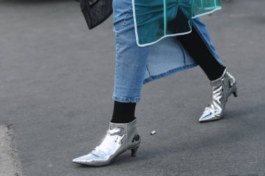 Paris, Fransa - 28 Şubat 2019: Sokak stil kıyafeti - ayakkabı ayrıntılı bir moda önce Paris moda haftası - Pfwfw19 göster