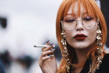 Paris, Fransa - 28 Şubat 2019: Sokak stil kıyafeti - daha önce bir defile sırasında Paris moda haftası - Pfwfw19