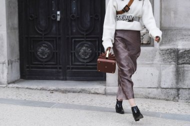 Paris, Fransa - 28 Şubat 2019: Sokak stil kıyafeti - Karina Nigay bir defile sırasında Paris moda haftası - Pfwfw19 önce