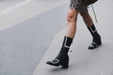 Paris, Fransa - 28 Şubat 2019: Sokak stil kıyafeti - ayakkabı ayrıntılı bir moda önce Paris moda haftası - Pfwfw19 göster