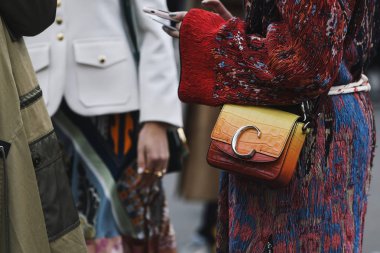 Paris, Fransa - 28 Şubat 2019: Chloe çanta ayrıntılı bir defile sırasında Paris moda haftası - Pfwfw19 önce
