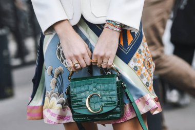Paris, Fransa - 28 Şubat 2019: Chloe çanta ayrıntılı bir defile sırasında Paris moda haftası - Pfwfw19 önce