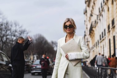 Paris, Fransa - 28 Şubat 2019: Sokak stil kıyafeti - Xenia Adonts bir defile sırasında Paris moda haftası - Pfwfw19 önce
