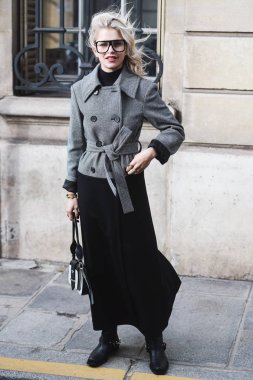 Paris, Fransa - 28 Şubat 2019: Sokak stil kıyafeti - Caroline Daur bir defile sırasında Paris moda haftası - Pfwfw19 önce
