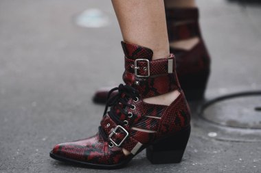Paris, Fransa - 28 Şubat 2019: Sokak stil kıyafeti bir defile sırasında Paris moda haftası - Pfwfw19 önce
