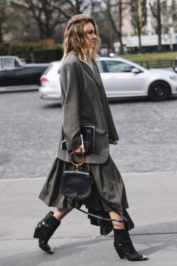 Paris, Fransa - 28 Şubat 2019: Sokak stil kıyafeti bir defile sırasında Paris moda haftası - Pfwfw19 önce
