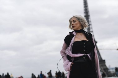 Paris, Fransa - 28 Şubat 2019: Sokak stil kıyafeti - Caroline Vreeland bir defile sırasında Paris moda haftası - Pfwfw19 önce