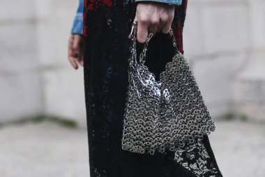 Paris, Fransa - 28 Şubat 2019: Sokak stil kıyafeti - Linda 