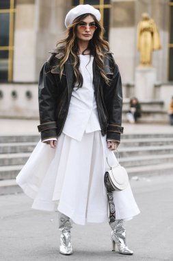 Paris, Fransa - 28 Şubat 2019: Sokak stil kıyafeti - Angela Rozas Saiz bir defile sırasında Paris moda haftası - Pfwfw19 önce