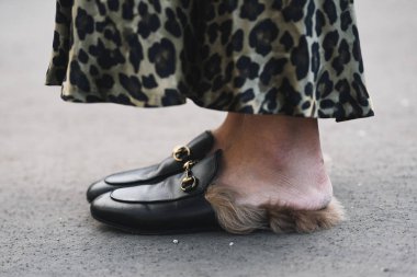 Paris, Fransa - 28 Şubat 2019: Sokak stil kıyafeti - ayakkabı ayrıntılı bir moda önce Paris moda haftası - Pfwfw19 göster