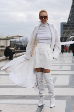 Paris, Fransa - 28 Şubat 2019: Sokak stil kıyafeti - Elina Halimi bir defile sırasında Paris moda haftası - Pfwfw19 önce