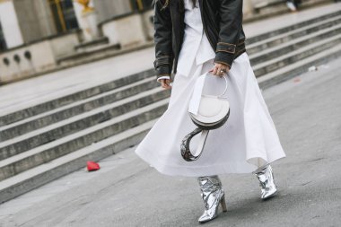 Paris, Fransa - 28 Şubat 2019: Street tarzı kıyafet ayrıntılı bir defile sırasında Paris moda haftası - Pfwfw19 sonra