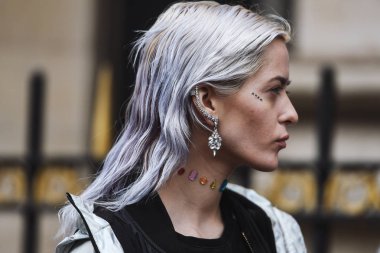 Paris, Fransa - 28 Şubat 2019: Sokak stil kıyafeti bir defile sırasında Paris moda haftası - Pfwfw19 önce