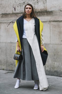 Paris, Fransa - 28 Şubat 2019: Sokak stil kıyafeti - Landiana Cerciu bir defile sırasında Paris moda haftası - Pfwfw19 önce