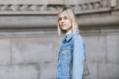 Paris, Fransa - 28 Şubat 2019: Sokak stil kıyafeti - Linda Tol bir defile sırasında Paris moda haftası - Pfwfw19 önce