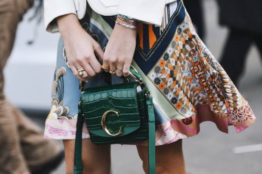 Paris, Fransa - 28 Şubat 2019: Chloe çanta ayrıntılı bir defile sırasında Paris moda haftası - Pfwfw19 önce