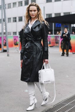 Paris, Fransa - 28 Şubat 2019: Sokak stil kıyafeti bir defile sırasında Paris moda haftası - Pfwfw19 önce