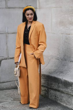Paris, Fransa - 28 Şubat 2019: Sokak stil kıyafeti - Tiffany Hsu bir defile sırasında Paris moda haftası - Pfwfw19 önce