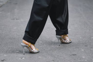 Paris, Fransa - 28 Şubat 2019: Sokak stil kıyafeti bir defile sırasında Paris moda haftası - Pfwfw19 sonra