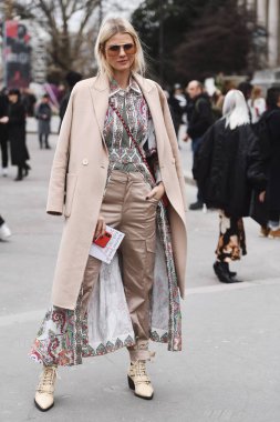 Paris, Fransa - 28 Şubat 2019: Sokak stil kıyafeti bir defile sırasında Paris moda haftası - Pfwfw19 önce
