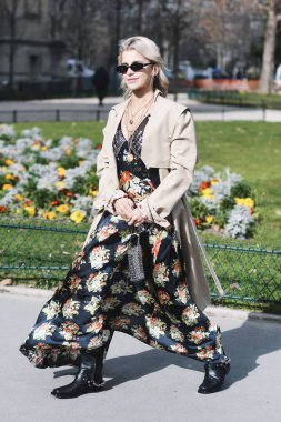 Paris, Fransa - 28 Şubat 2019: Sokak stil kıyafeti - Caroline Daur bir defile sırasında Paris moda haftası - Pfwfw19 önce