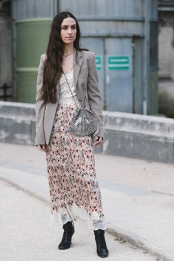 Paris, Fransa - 28 Şubat 2019: Sokak stil kıyafeti - Erika Boldrin bir defile sırasında Paris moda haftası - Pfwfw19 önce