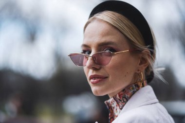 Paris, Fransa - 28 Şubat 2019: Sokak stil kıyafeti - Leonie Hanne bir defile sırasında Paris moda haftası - Pfwfw19 önce