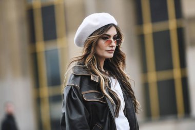 Paris, Fransa - 28 Şubat 2019: Sokak stil kıyafeti - Angela Rozas Saiz bir defile sırasında Paris moda haftası - Pfwfw19 önce