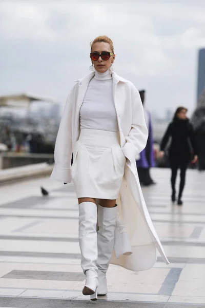 Paris Frankreich Februar 2019 Streetstyle Outfit Elina Halimi Vor Einer — Stockfoto