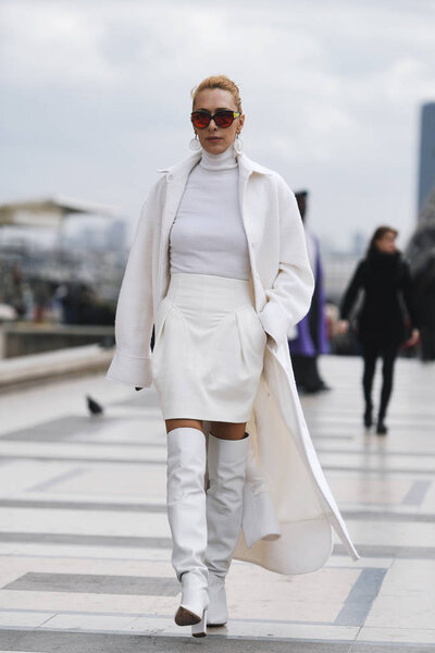 Париж, Франция - 28 февраля 2019 года: наряды в уличном стиле - Элина Халими перед показом мод во время Недели моды в Париже - PFWFW19
