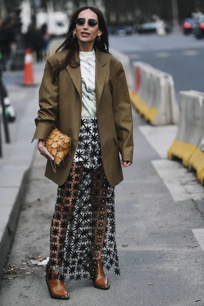 法国巴黎 2019年2月28日 街头风格的服装 穿着纯粹裙子 棕色夹克的妇女在巴黎时装周期间的时装秀前编织 — 图库照片