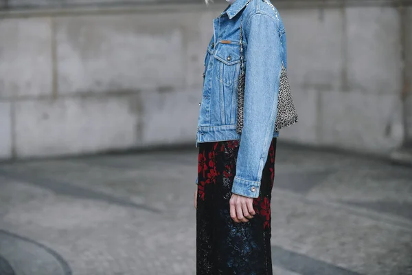 フランス 2019 ストリート スタイルの服 ファッション ウィーク Pfwfw19 中にファッションショーの前にリンダ Tol — ストック写真