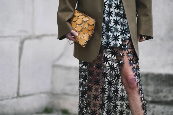 フランス 2019 ストリート スタイルの服 薄手のスカート 茶色のブレザー ファッション ウィーク Pfwfw19 中にファッションショーの前にニット — ストック写真