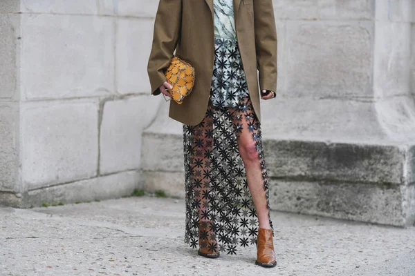 法国巴黎 2019年2月28日 街头风格的服装 谢尔裙子 棕色夹克 在巴黎时装周期间时装秀前编织 — 图库照片