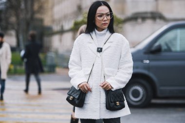 Paris, Fransa - 05 Mart 2019: Milano Moda Haftası'nda bir defile öncesi sokak stili kıyafet - Pfwfw19