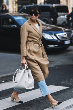 Milano, İtalya - 21 Şubat 2019: Milano Moda Haftası'nda bir defile öncesi Sokak stili Kıyafet - Mfwfw19