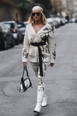 Paris, Fransa - 02 Mart 2019: Sokak stili kıyafet - Paris Moda Haftası sırasında bir defile sonra - Pfwfw19